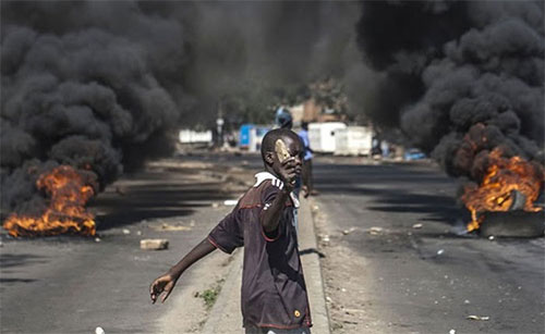 quema de neumáticos en las calles de Harare Calma en la capital de Zimbabwe después de una jornada de protestas